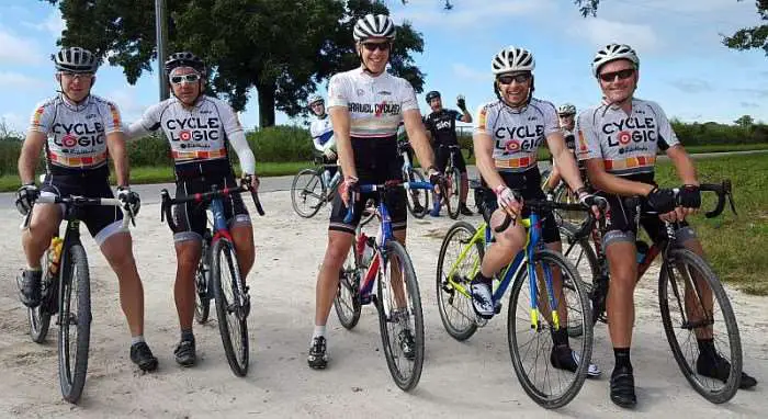 Les Incompétents – Clayton Mathews, Francois Modave, Jim Phillips (Jimbo of Gravel Cyclist), Lambert Vaas and Scott Erker. Note the photobomb.