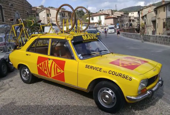 The classic Mavic neutral service car (Renault).