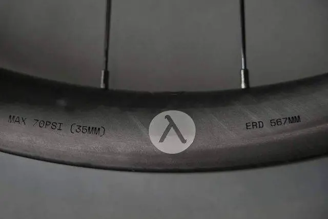 logos components carbon rim