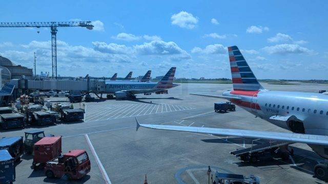 american airlines lounge charlotte